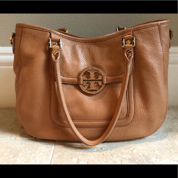 Tory Burch Handbags - Tory Burch Amanda Classic Tan Leather Hobo Bag